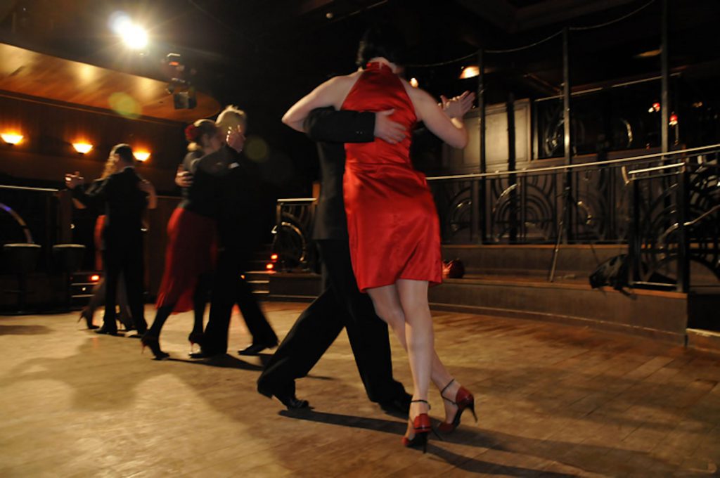 Social Tango dancing coupes at Glasgow Tango Studio